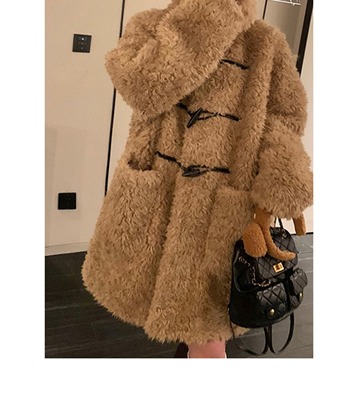 皮毛一体牛角扣羊羔毛外套女