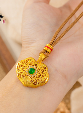 越南沙金新款个性百搭镂空花丝如意锁包吊坠高级轻奢绿宝石项链