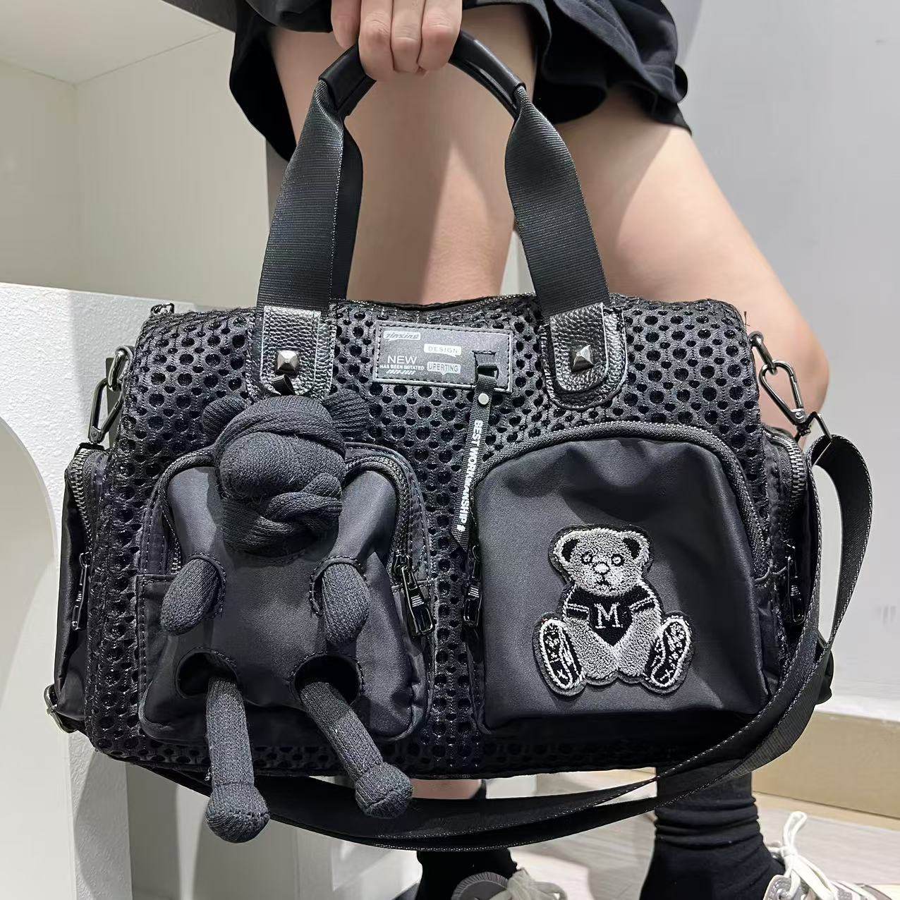 欧洲站女包手提单肩包多口袋拼接贴布小熊装饰手提包铆钉斜挎包