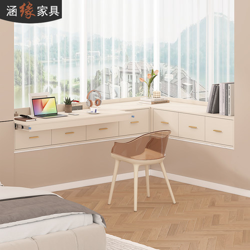 奶油风飘窗书桌转角设计