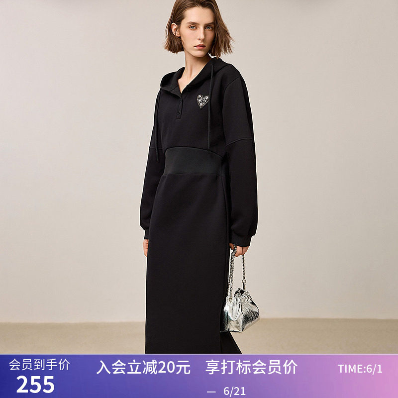 LILY冬新款女装优雅爱心钉钻收腰POLO领连帽卫衣连衣裙小黑裙