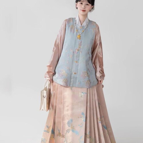 明制汉服比甲交领琵琶袖织金提花