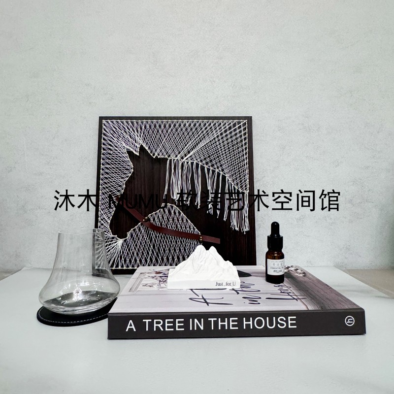 高端咖棕色样板房老人房床头柜钉子马实体装置画软装饰品组合摆件