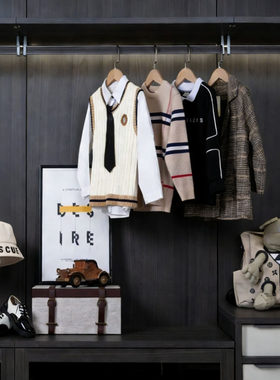 现代正装样板间儿童房男孩房衣帽间衣柜衣橱衣服鞋收纳盒软装摆件