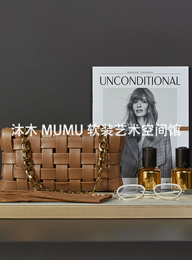 样板房衣帽间金黄橙色软装饰品组合衣柜台面编织包包白色眼镜手套