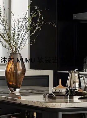 轻奢样板间茶色落霞玻璃花瓶餐厅