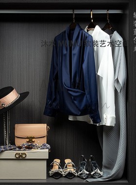 样板房间衣帽间装饰品摆件女士马甲衬衣包包围巾组合套装展厅软装