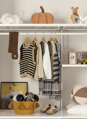 现代高级样板房儿童房衣帽间棕色系衣橱男孩服饰搭配摆件童鞋装饰