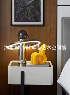 沐木样板间卧室床头柜软装摆件黄