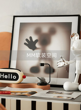 简约现代样板间儿童房书房桌面床头柜米奇公仔摆件饰品装饰画组合