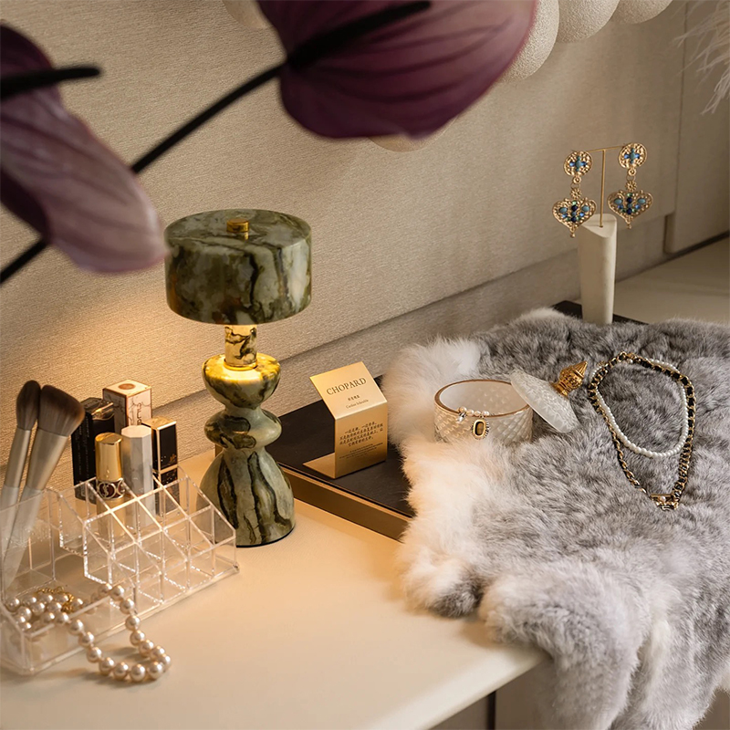 现代样板间主卧梳妆台兔毛垫化妆品道具软装衣帽间装饰摆件组合