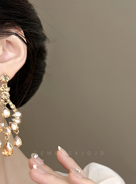 法式轻奢香槟色镶钻耳环闪耀宴会长款水滴耳钉高级感夸张流苏耳饰