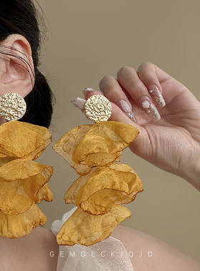 复古黄色雪纺花瓣流苏耳钉法式超仙氛围感耳环轻奢高级金属耳饰品