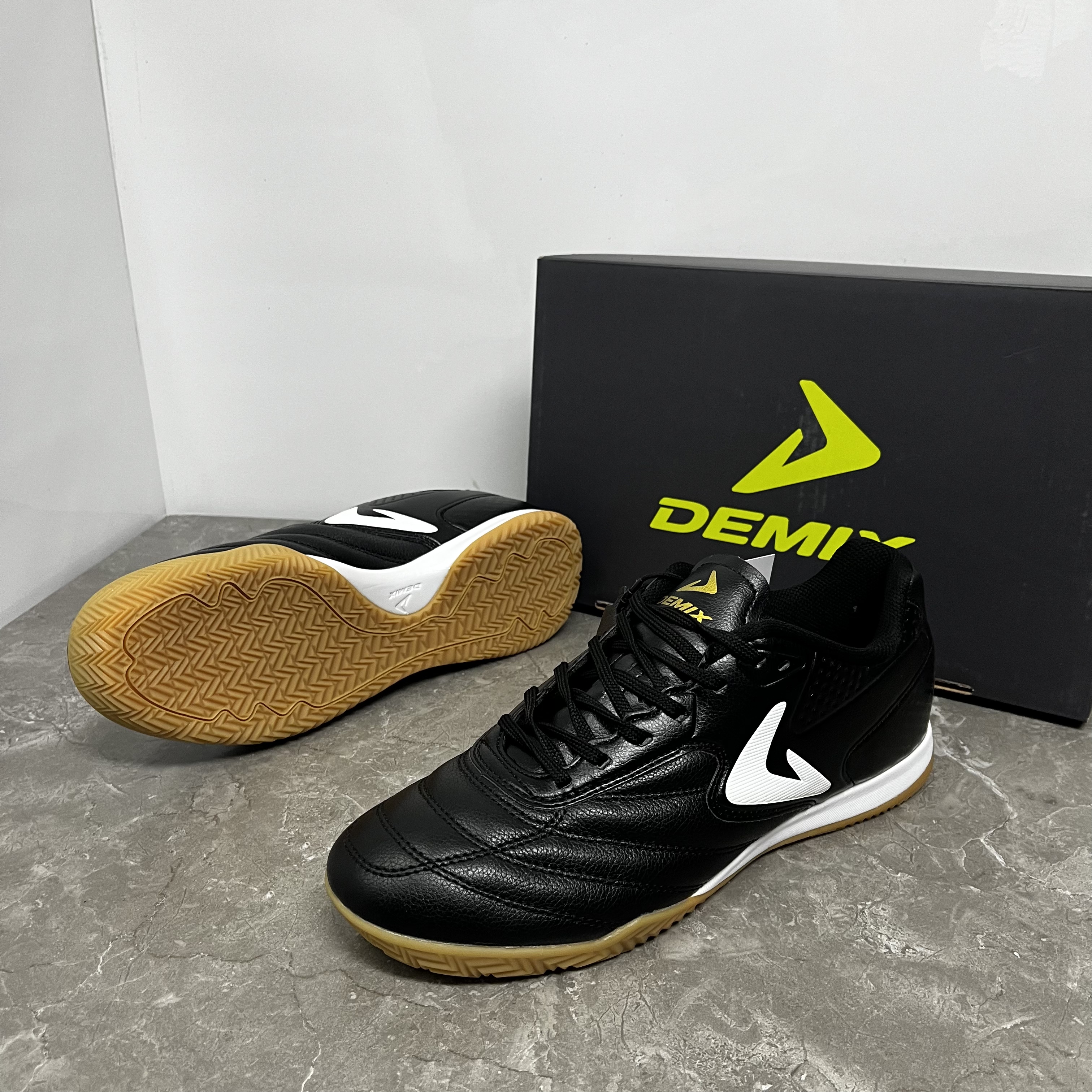 出俄罗斯真皮室内IC足球鞋轻量有缓震大底牛筋底防滑耐磨无痕平底