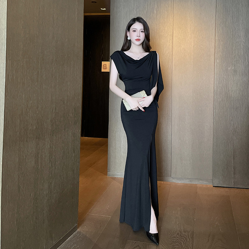 黑色修身显身材开叉A字婚礼长裙