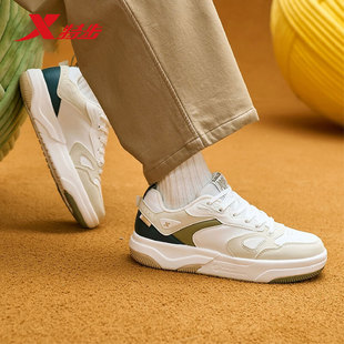 范丞丞同款丨特步星轨板鞋2025冬季男士革面保暖休闲975419310008