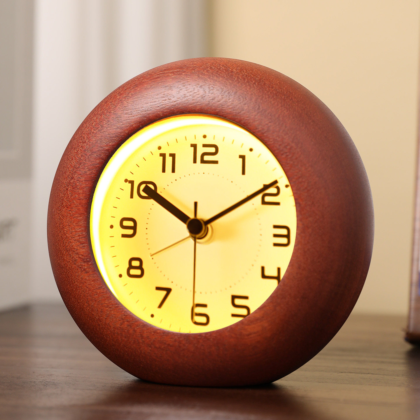 床头夜灯小闹钟2026新款高颜值桌面迷你夜光简约时钟表摆件座钟