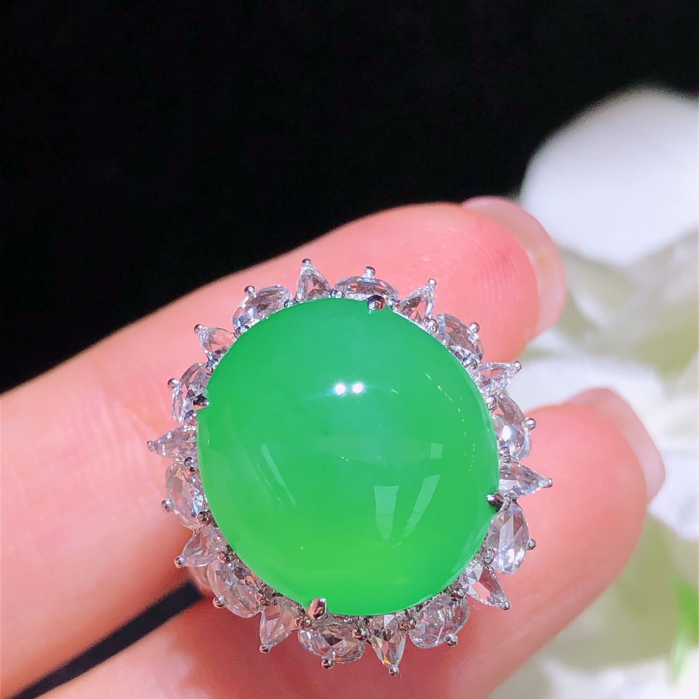 翠秦之皇冰阳绿蛋面戒指 18k金镶嵌天然翡翠A货种色兼备气质优雅