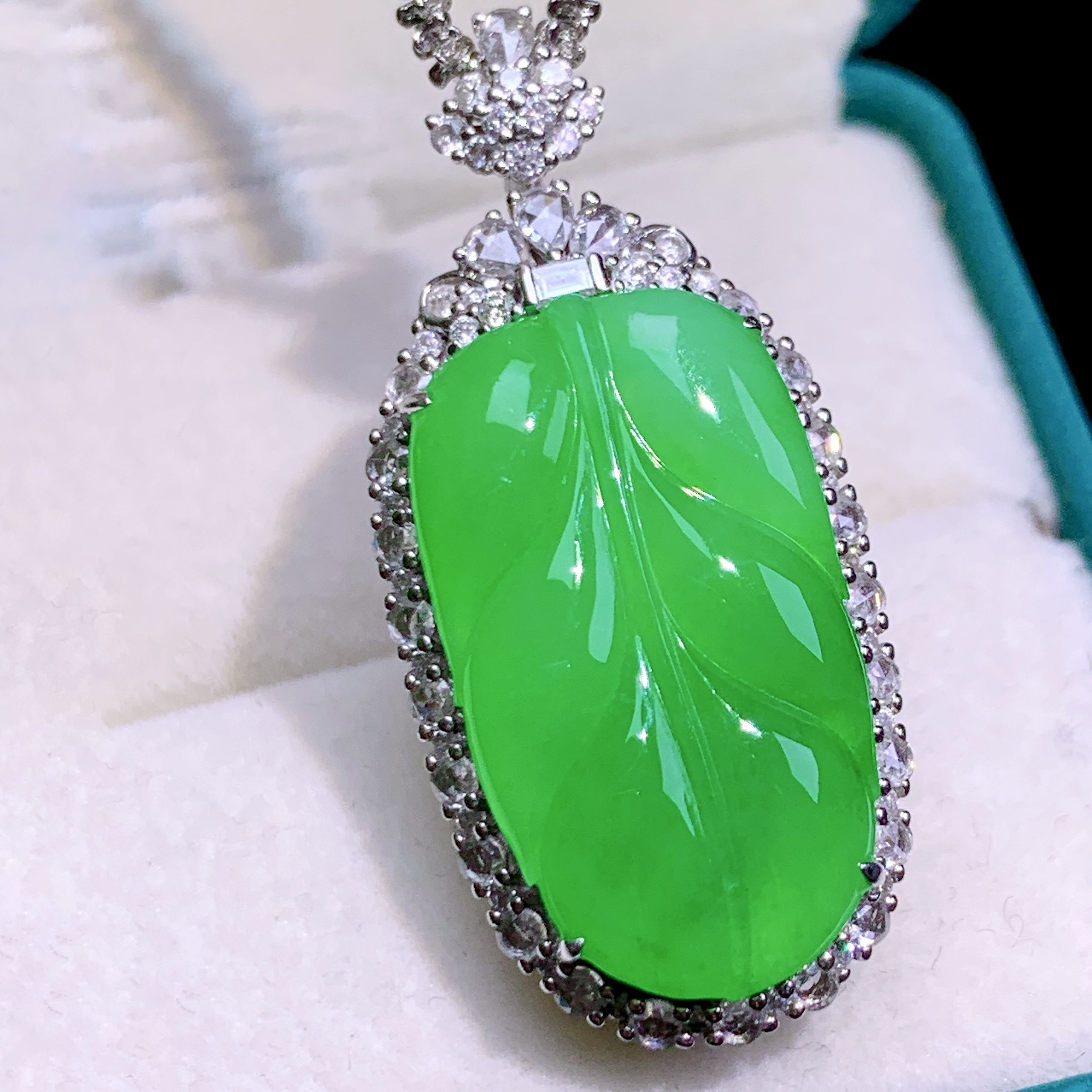 翠秦之皇冰阳绿叶子吊坠 18k金镶嵌天然翡翠A货高档礼物收藏