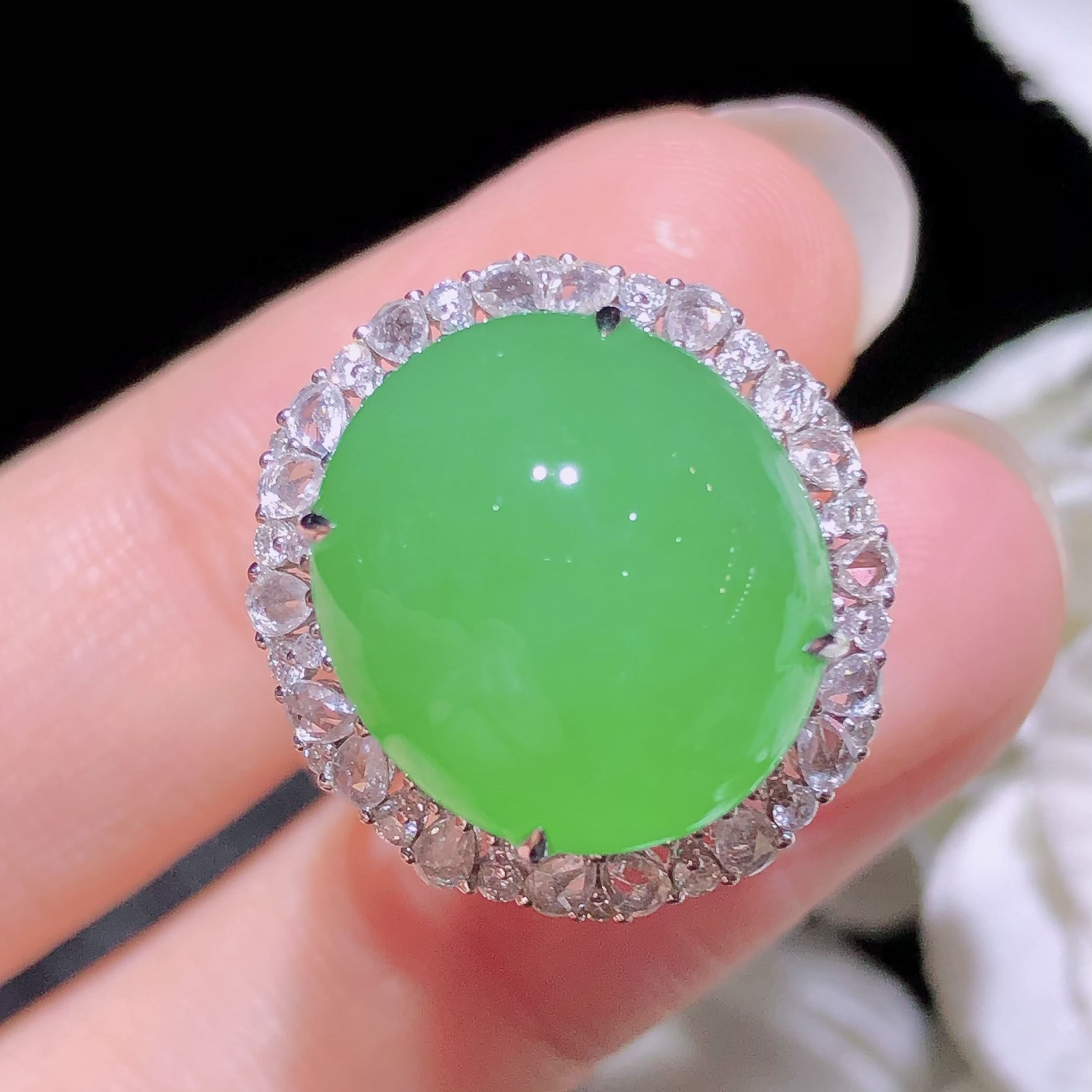 翠秦之皇冰阳绿蛋面戒指 18k金镶嵌天然翡翠A货种色兼备气质优雅