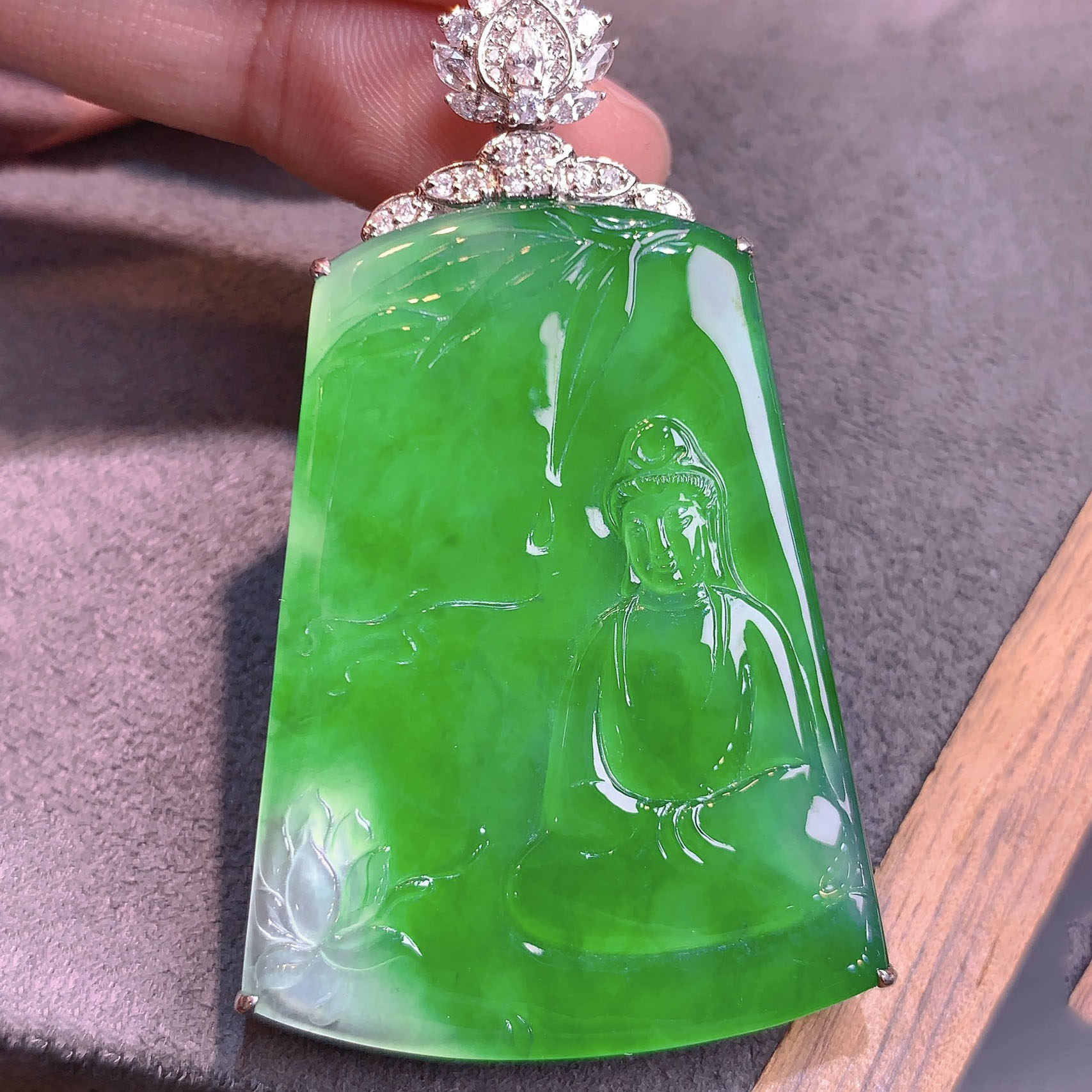 翠秦之皇冰阳绿莲花观音牌吊坠18k金镶嵌天然翡翠A货种老色辣细腻