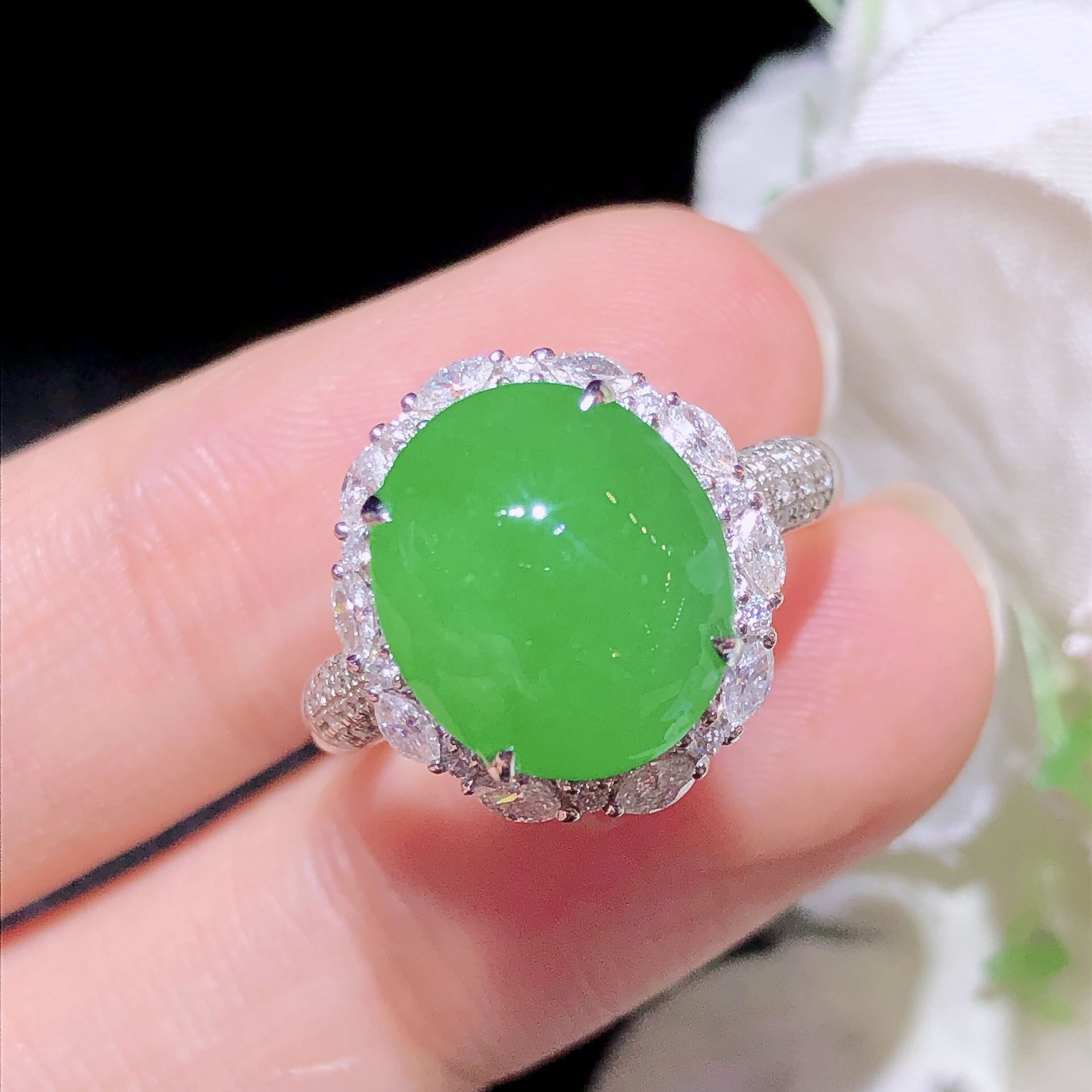 翠秦之皇冰阳绿蛋面戒指 18k金镶嵌天然翡翠A货种色兼备气质优雅