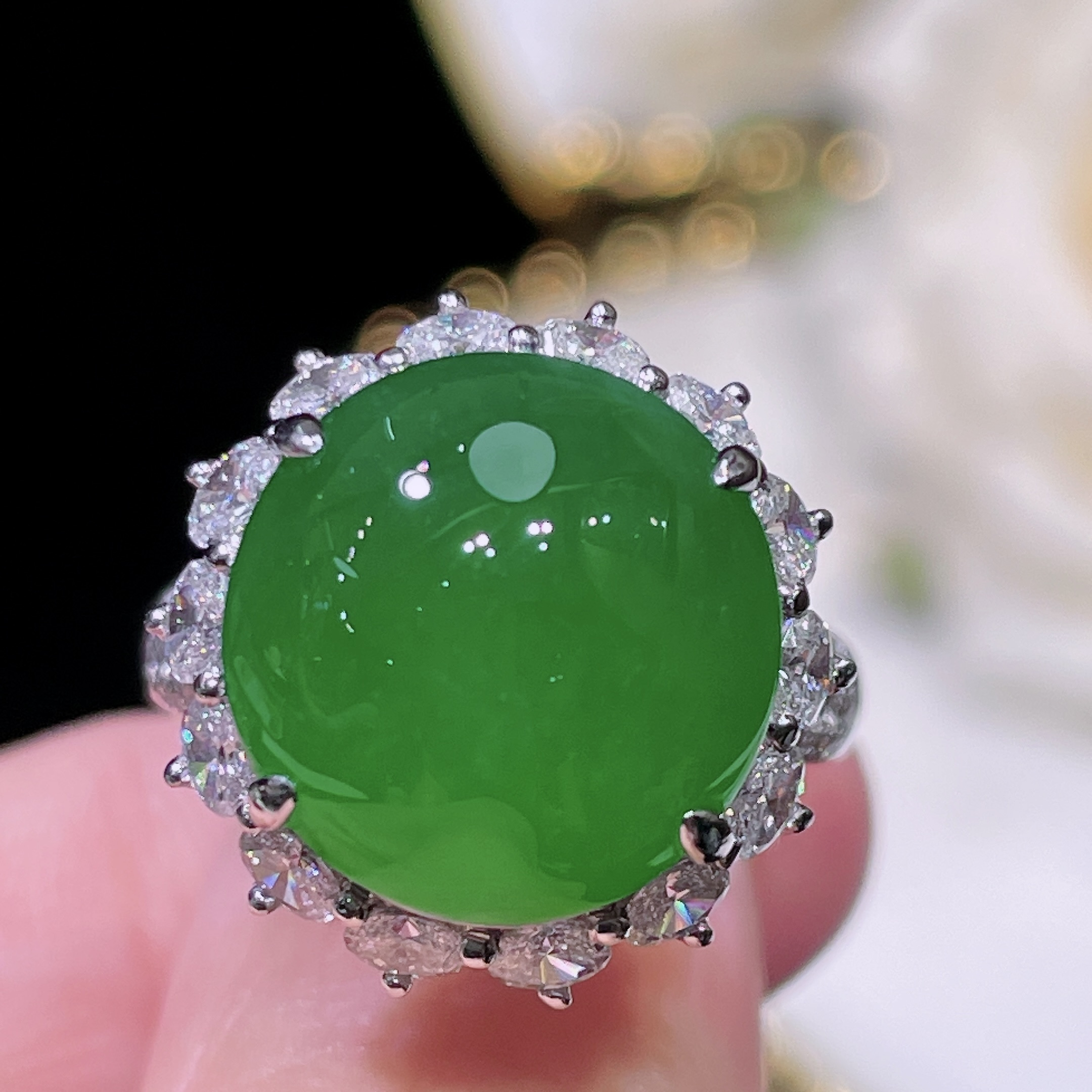 翠秦之皇冰阳绿蛋面戒指 18k金镶嵌天然翡翠A货种色兼备气质优雅