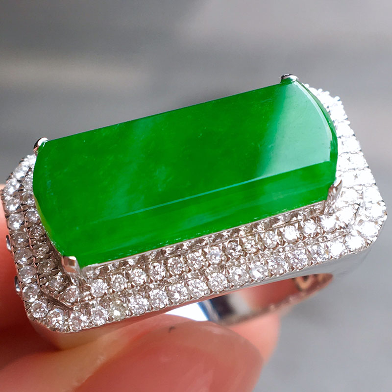 翠秦之皇冰种正阳绿马鞍戒指 18k金镶嵌翡翠种水细腻饱满圆润