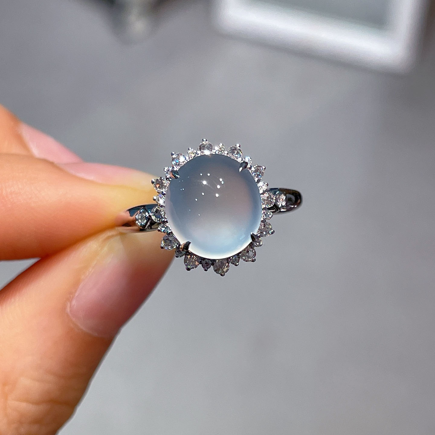 翠秦之皇高冰蛋面戒指 18k金镶嵌天然翡翠A货种色兼备气质优雅