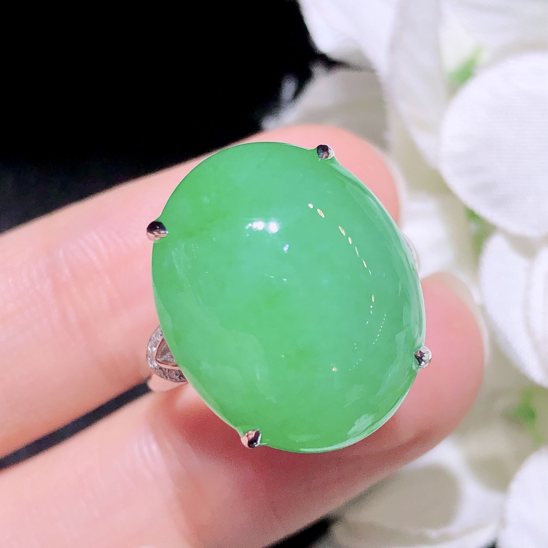 翠秦之皇冰阳绿蛋面戒指 18k金镶嵌天然翡翠A货种色兼备气质优雅
