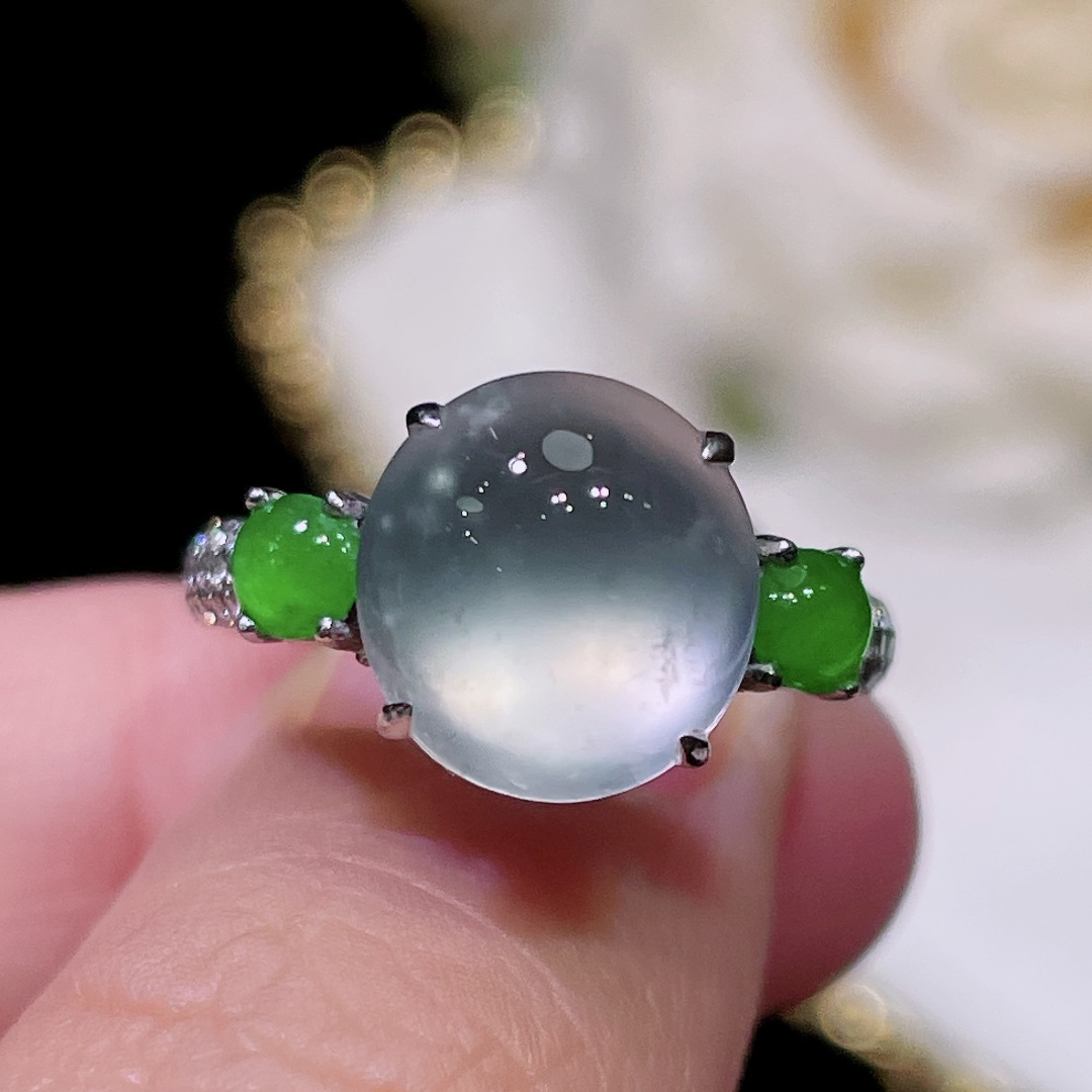 翠秦之皇冰白冰蛋面戒指 18k金钻石镶嵌天然A货翡翠饱满莹润冰透