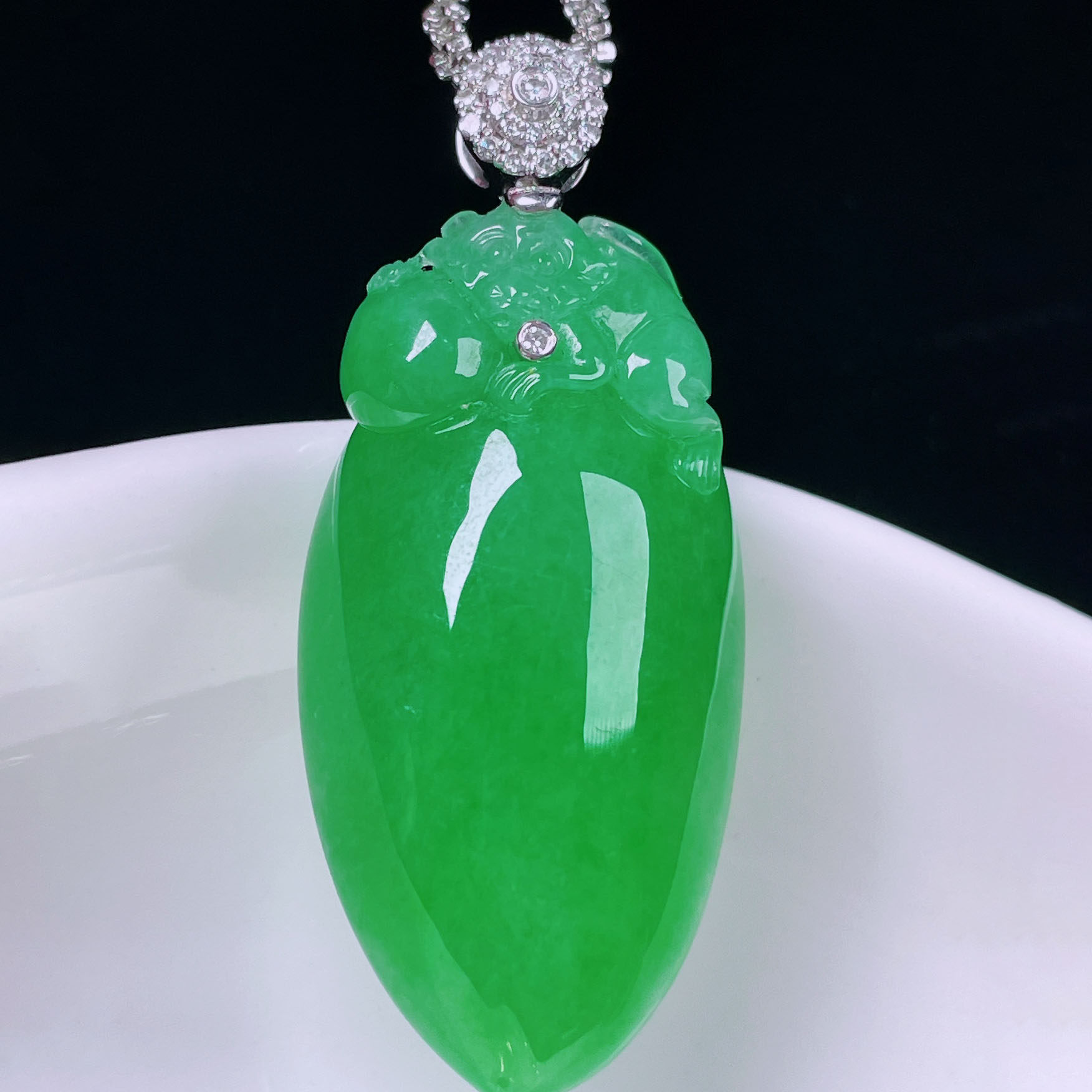 翠秦之皇冰辣绿福瓜吊坠 18k金镶嵌天然翡翠A货种色兼备气质优雅