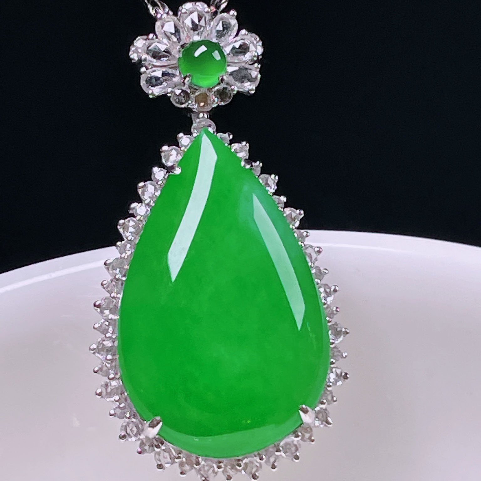 翠秦之皇冰阳绿水滴吊坠 18k金镶嵌天然翡翠A货种色兼备气质优雅