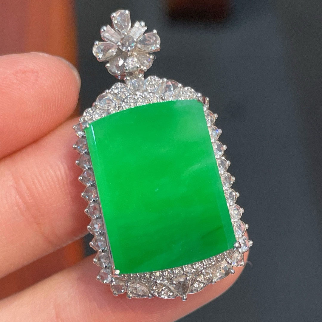 翠秦之皇冰阳绿无事牌吊坠 18k金镶嵌天然翡翠A货种色兼备气质