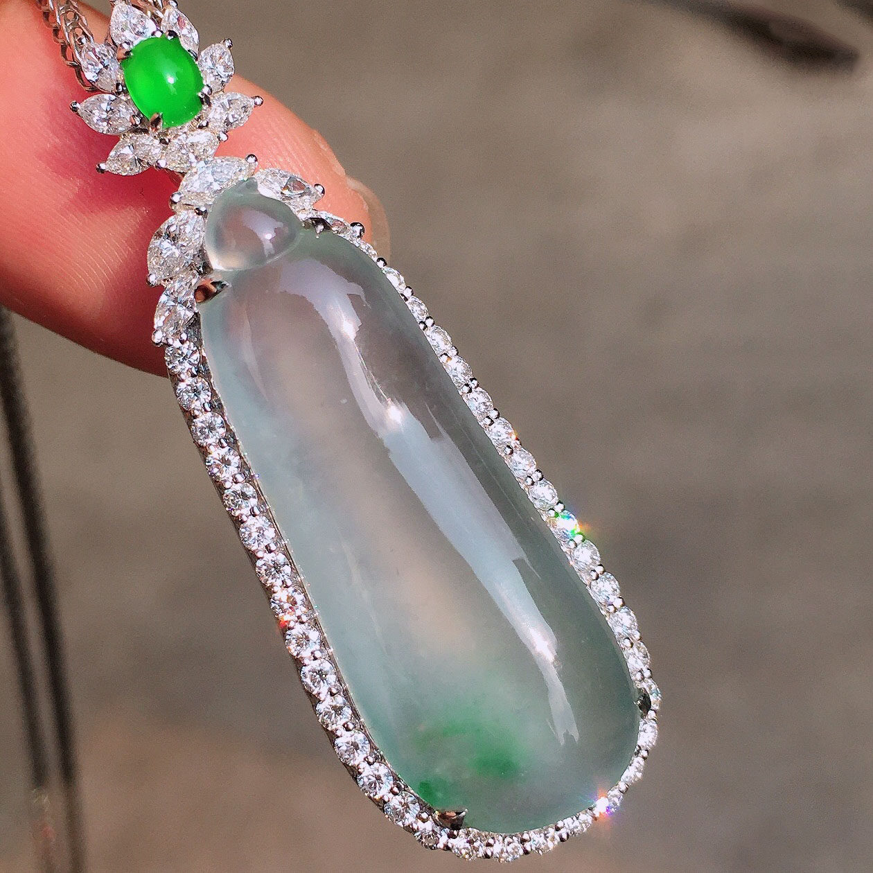 翠秦之皇高冰福瓜吊坠 18k金镶嵌天然翡翠A货种色兼备气质优雅