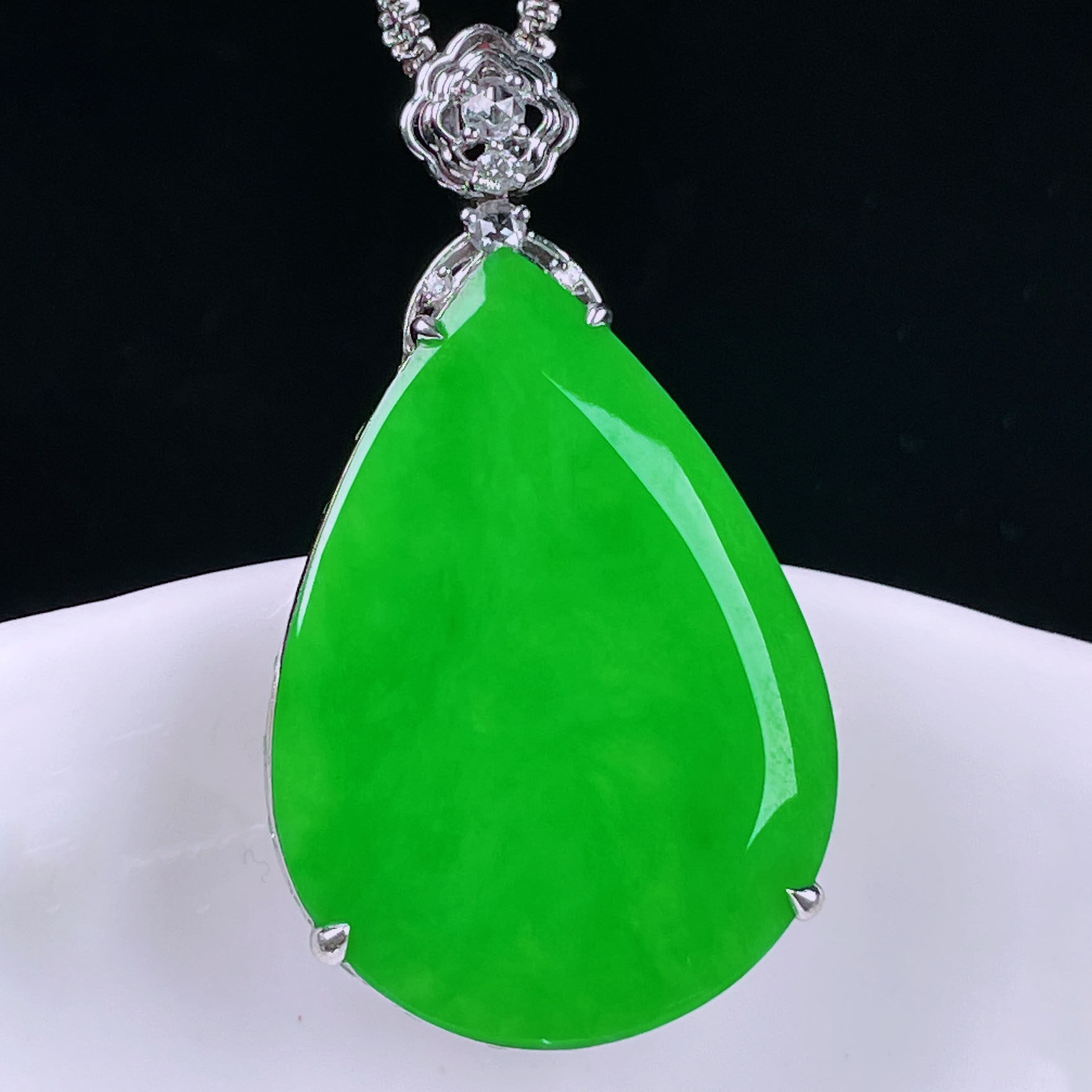 翠秦之皇冰阳绿水滴吊坠 18k金镶嵌天然翡翠A货种色兼备气质优雅