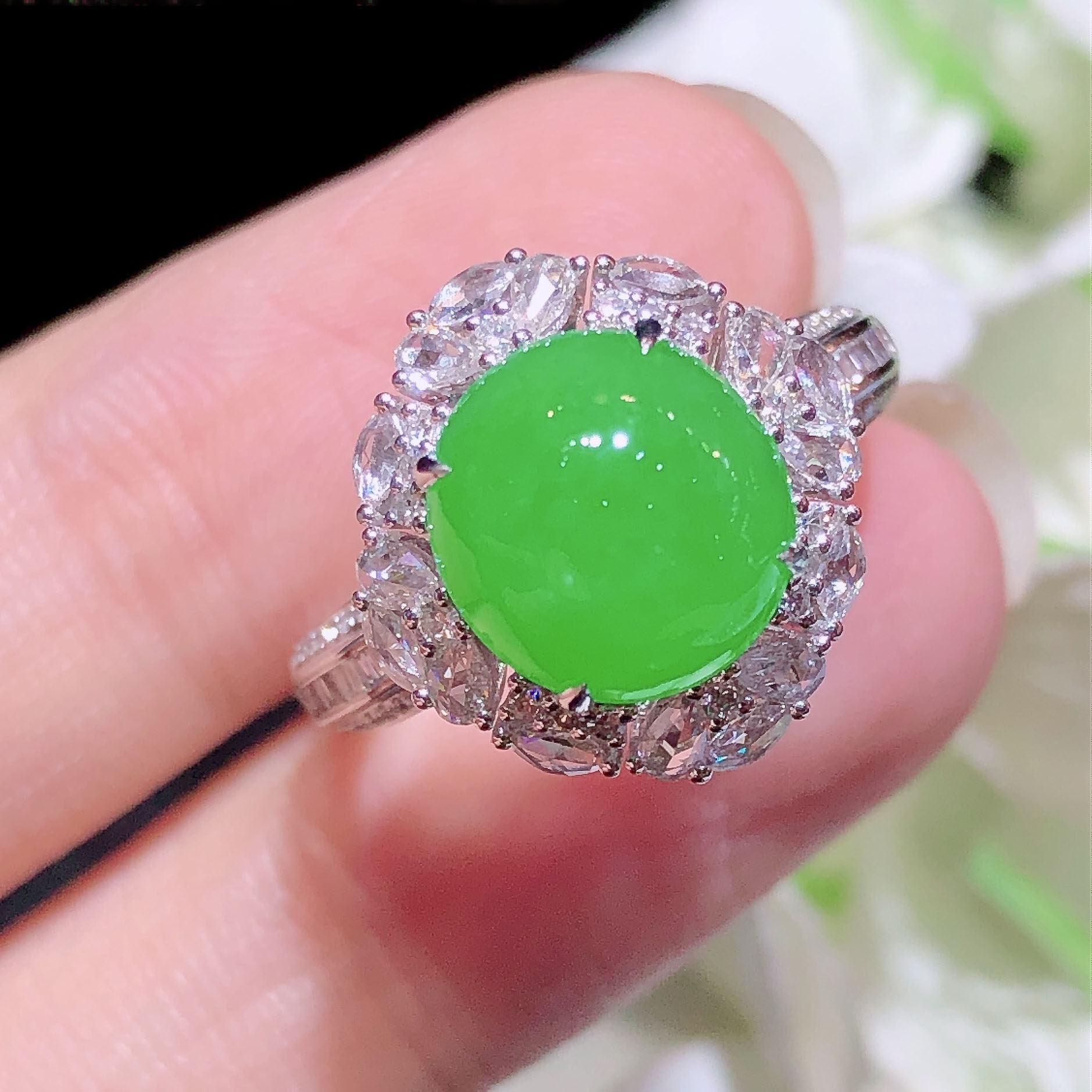 翠秦之皇冰阳绿蛋面戒指 18k金钻石镶嵌天然A货翡翠饱满莹润冰透