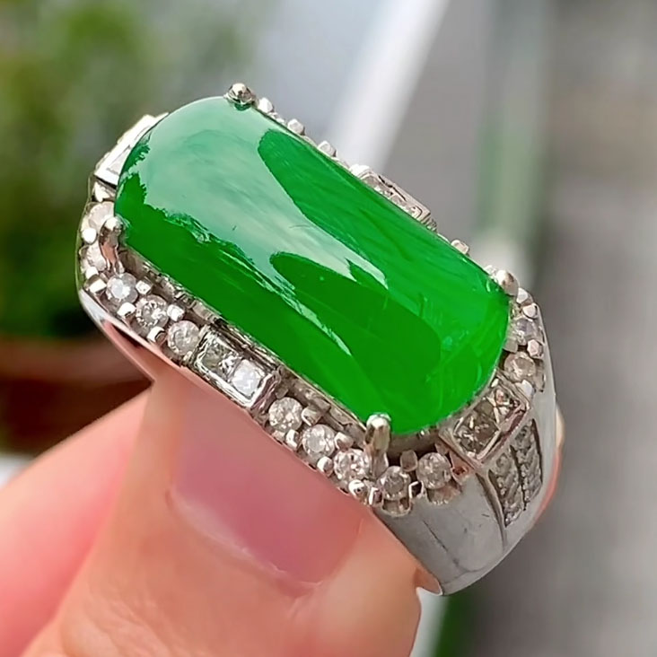 翠秦之皇冰阳绿马鞍戒指 18k金镶嵌天然翡翠A货种老色辣细腻起光