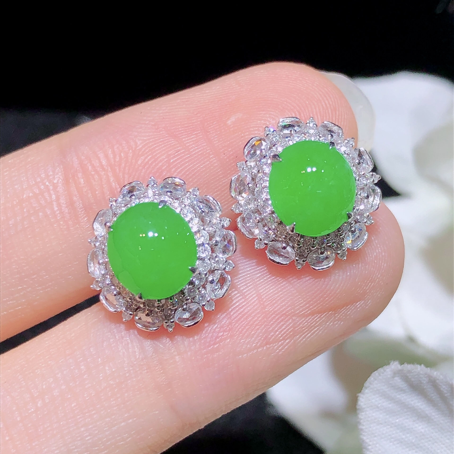 翠秦之皇冰阳绿蛋面耳钉 18k金镶嵌天然翡翠A货种色兼备气质优雅