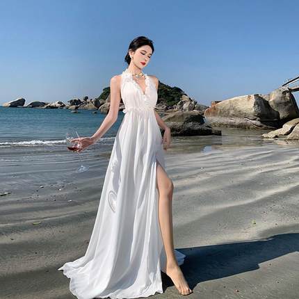 三亚沙滩裙女海边度假飘逸大摆长裙超仙绝美白色挂脖露背连衣裙夏