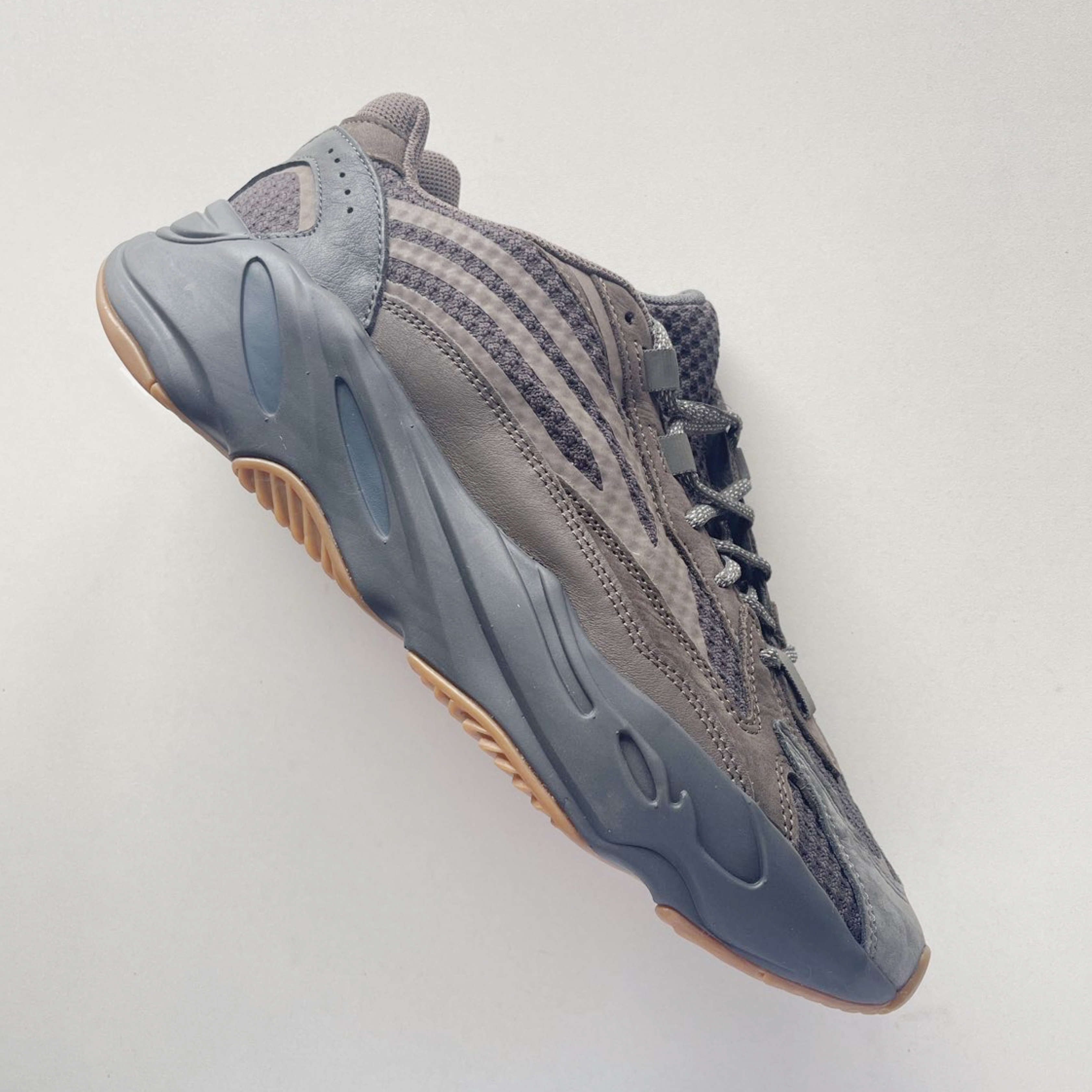 yeezy700晶洞真假对比,yeezy350真假对比 正版椰子鞋男鞋700v2晶洞宝藏老爹鞋正品官网反光莆田鞋黑武士秋