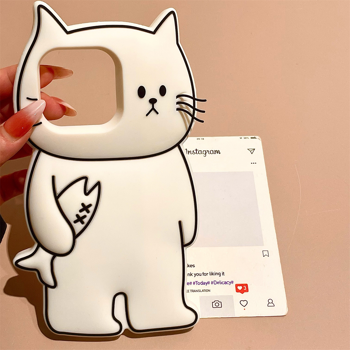 宏界 创意硅胶可爱拿小鱼胡须猫咪适用苹果17promax手机壳iphone15新款13pro时尚16pro女款14pro防摔17保护套