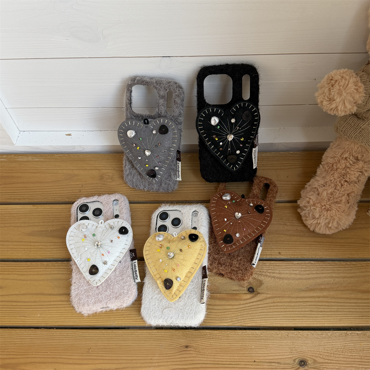 宏界 秋冬绒布时尚毛毡彩钻爱心磁吸支架适用苹果17ProMax手机壳iphone15新款16pro女款14pro防摔13pro保护套