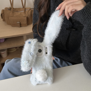 宏界 秋冬毛茸茸可爱蓝色长耳兔子适用苹果17ProMax手机壳iphone15新款16pro硅胶13女款14pro防摔17pro保护套
