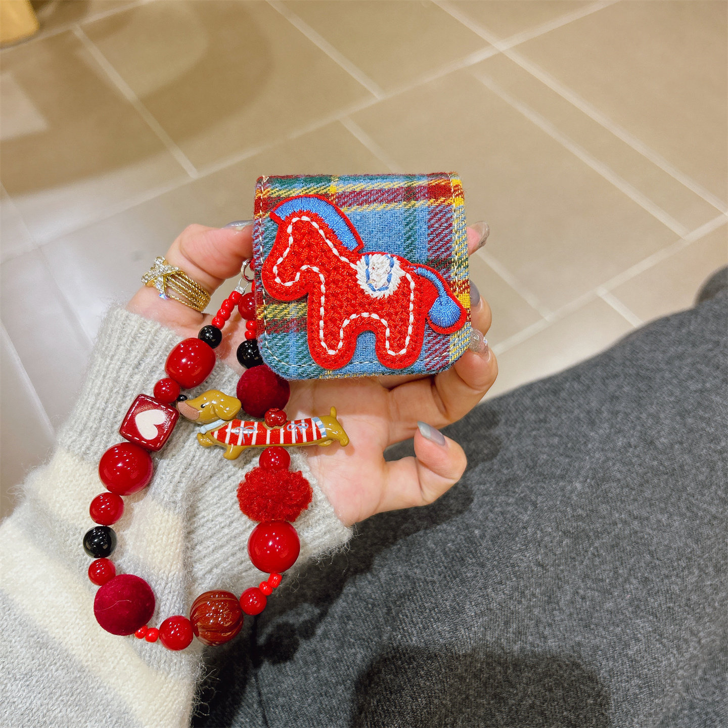 红色马新年耳机壳毛呢