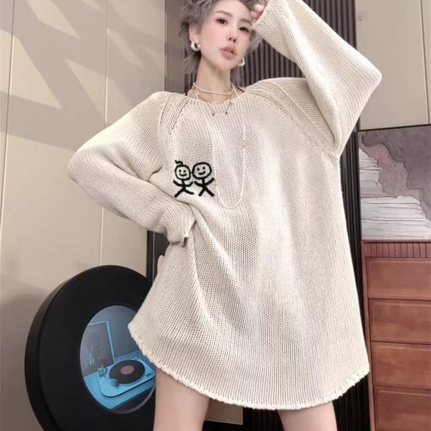 慵懒风火柴人刺绣圆领长袖针织衫女秋冬新款宽松显瘦中长款薄毛衣
