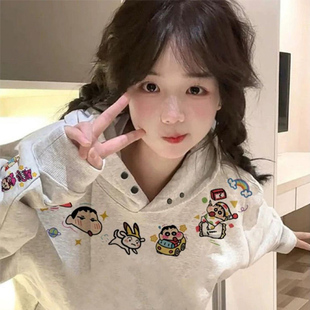 美式别致蜡笔小新印花白灰色双纽扣连帽卫衣女生秋冬爆款加绒上衣