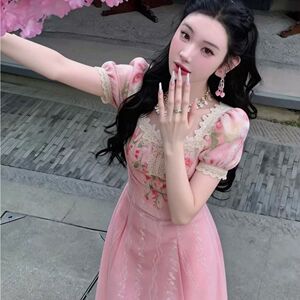 法式高级感粉色方领泡泡袖蕾丝连衣裙女夏季甜美温柔风精致感长裙