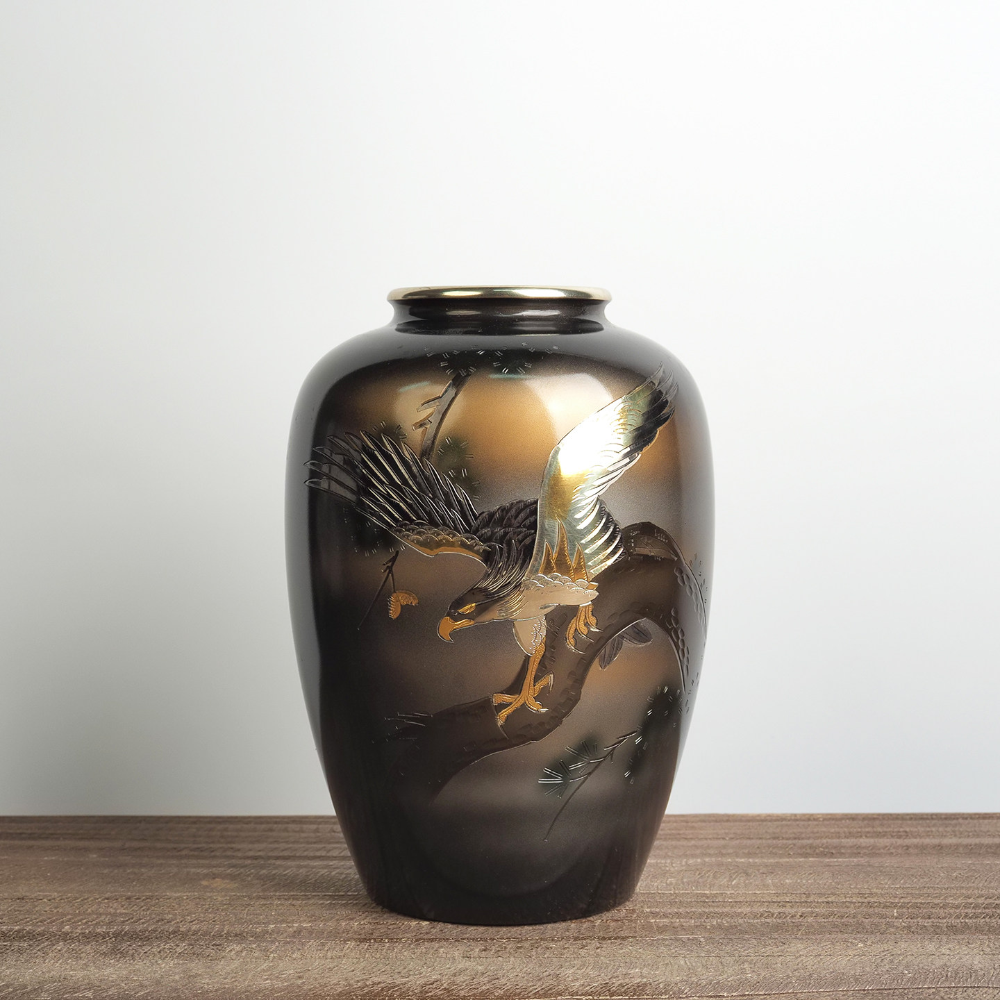 日本罐形铜花瓶手工嵌刻雄鹰展翅室内样板间书房博古架台面摆件