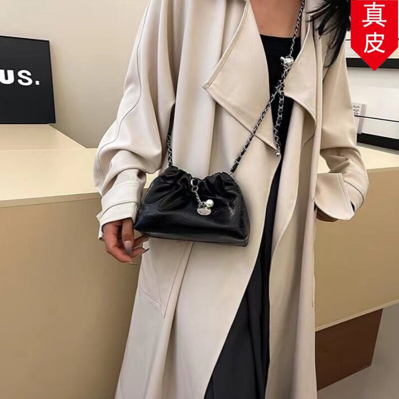 银色褶皱洋气女士2026真皮高级感单肩包夏季链条包时尚斜跨水桶包
